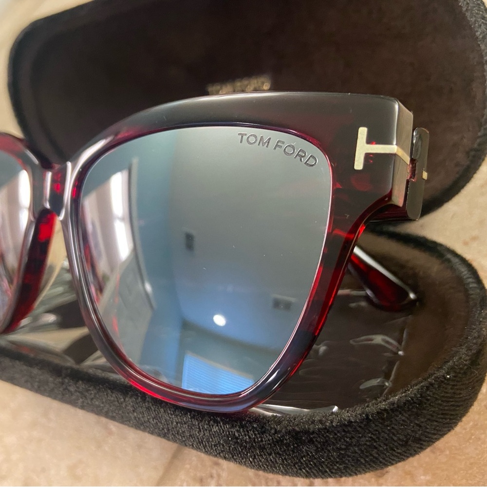 Tom Ford women sunglasses. TF 547-K 69C